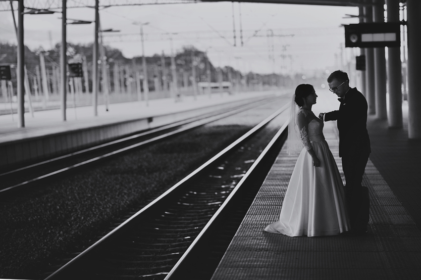 sesja ślubna w pociągu